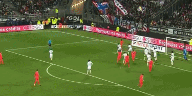 邓涵文因经济保障和新东家前景决定离开武汉三镇，加盟云南玉昆，成为球队核心球员。