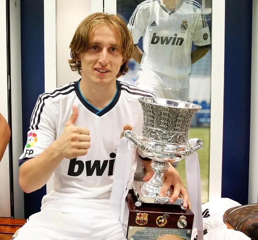 全市场报道哈列巴什维利：模板罗伯逊，皇萨与利物浦在关注他