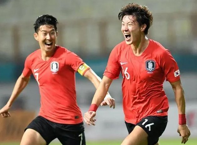 内马尔从中场跑回禁区开门球，结果队友直接开大脚让他无语